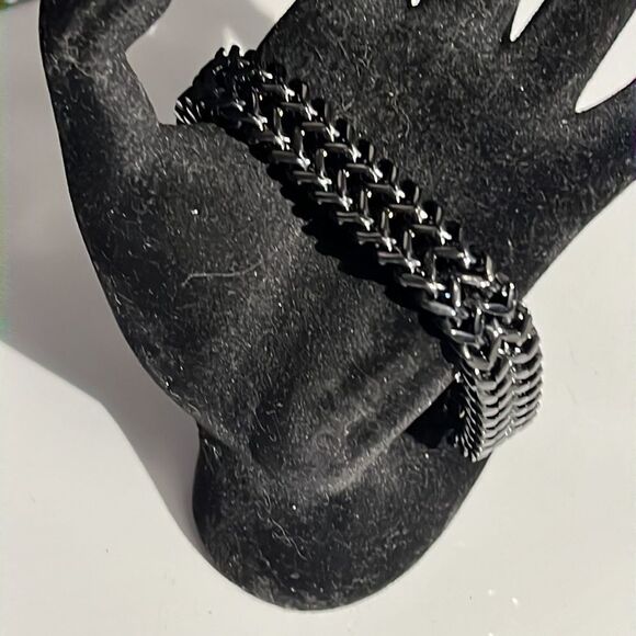 Men’s Black Metal Bracelet with Designed Magnetic Closure - Picture 5 of 11